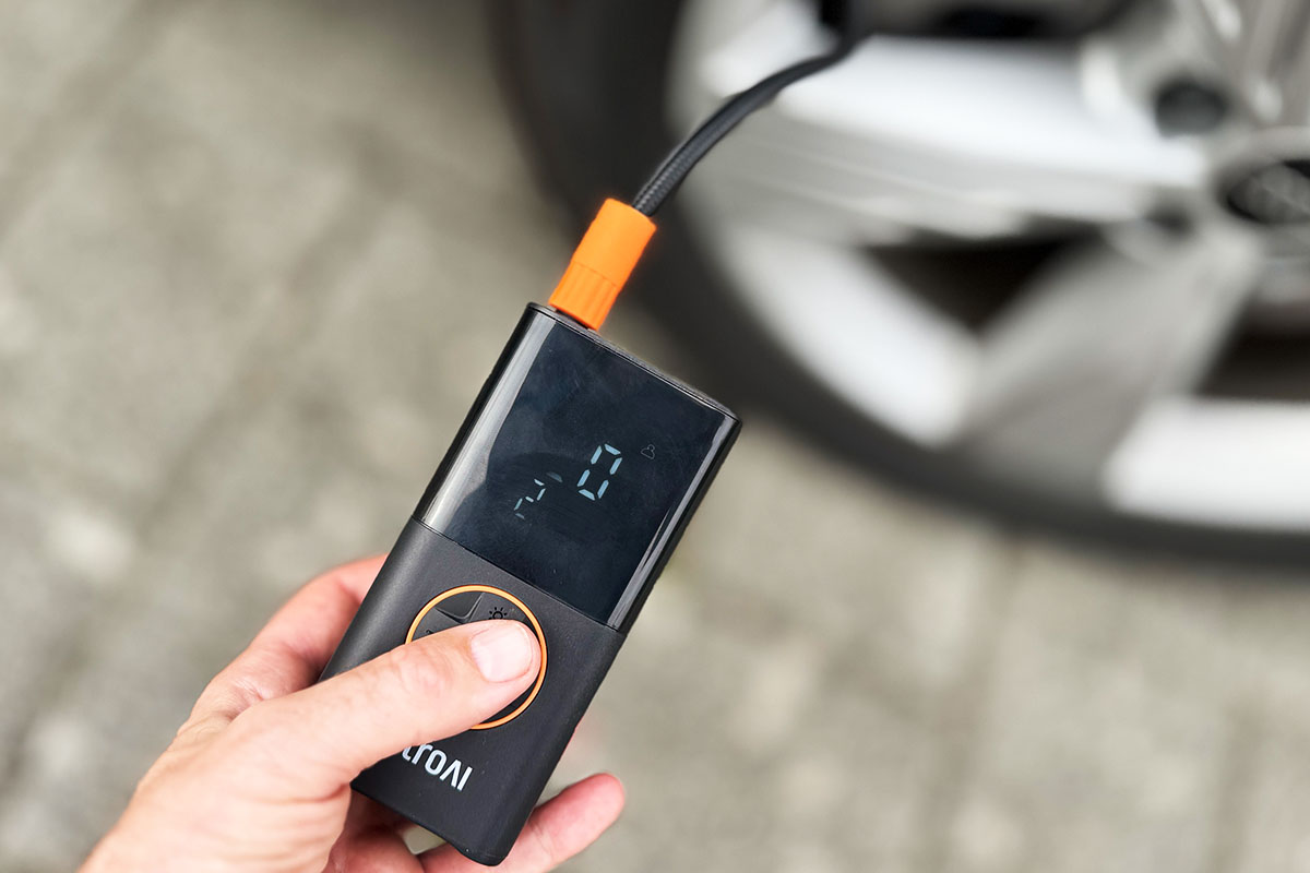 akku-luftpumpe-testsieger-092rdt-1.jpg Akku Luftpumpen Testsieger: Nur 23 Euro – und keine bläst stärker IMTEST – Bild 1