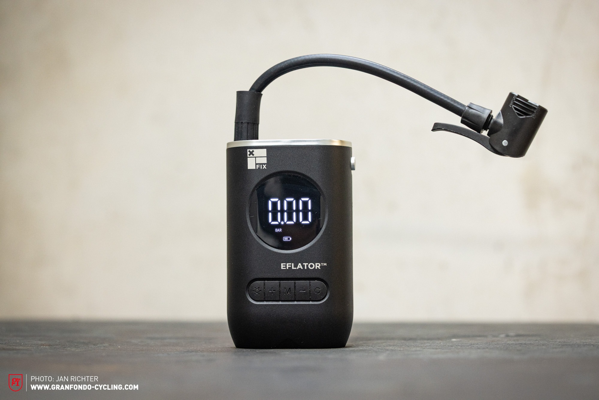 akku-luftpumpe-testsieger-343ffx-1.jpg Mobile Akku Luftpumpen im Test – Gadget oder Game Changer? | GRAN FONDO Cycling Magazine – Bild 1