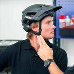 Fahrradhelm richtig einstellen: ADAC Ingenieur Matthias Zimmermann zeigt, worauf Sie achten müssen