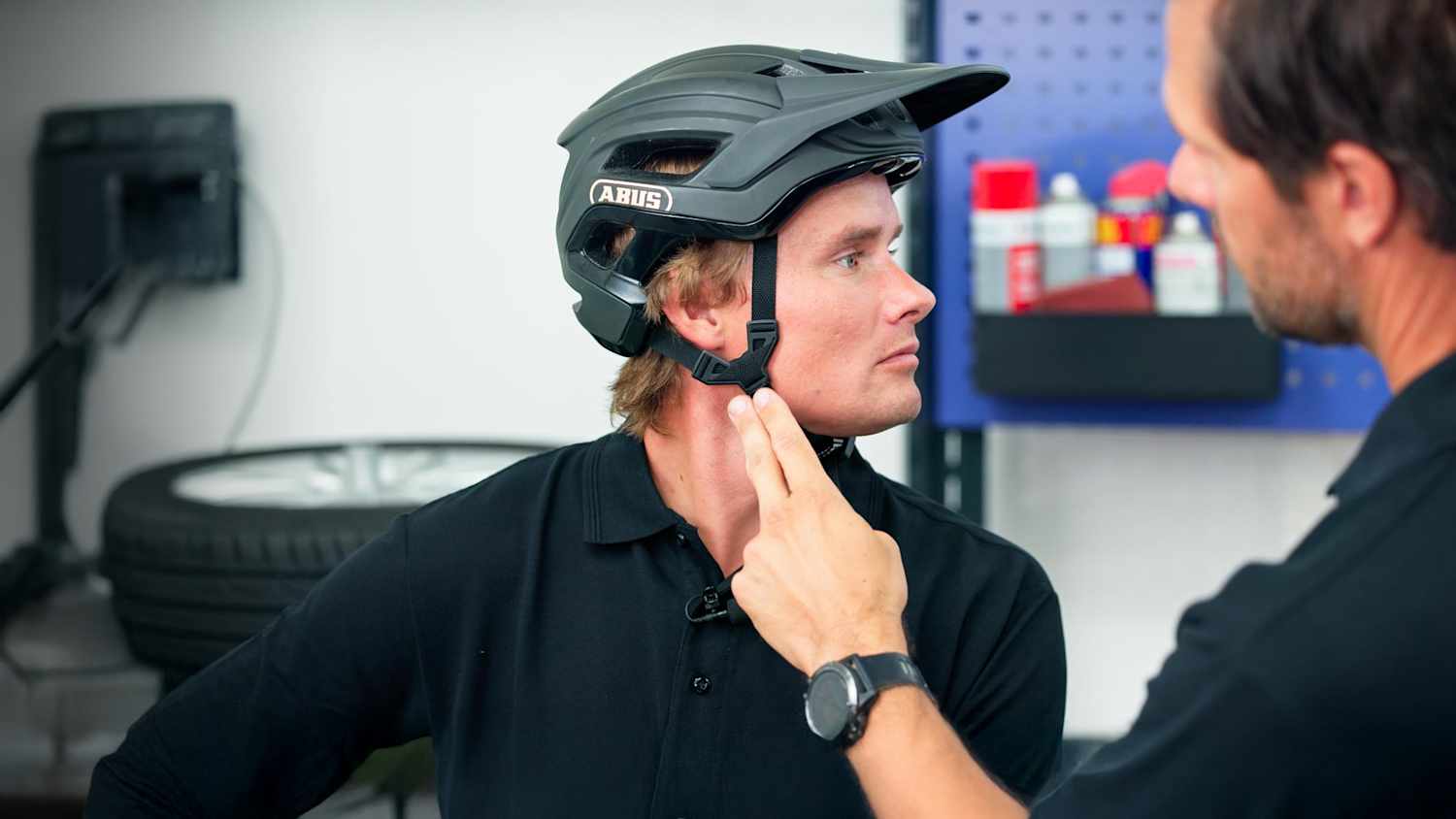 fahrradhelm-test-adac-883jvp-1.jpg Fahrradhelm richtig einstellen: ADAC Ingenieur Matthias Zimmermann zeigt, worauf Sie achten müssen – Bild 1