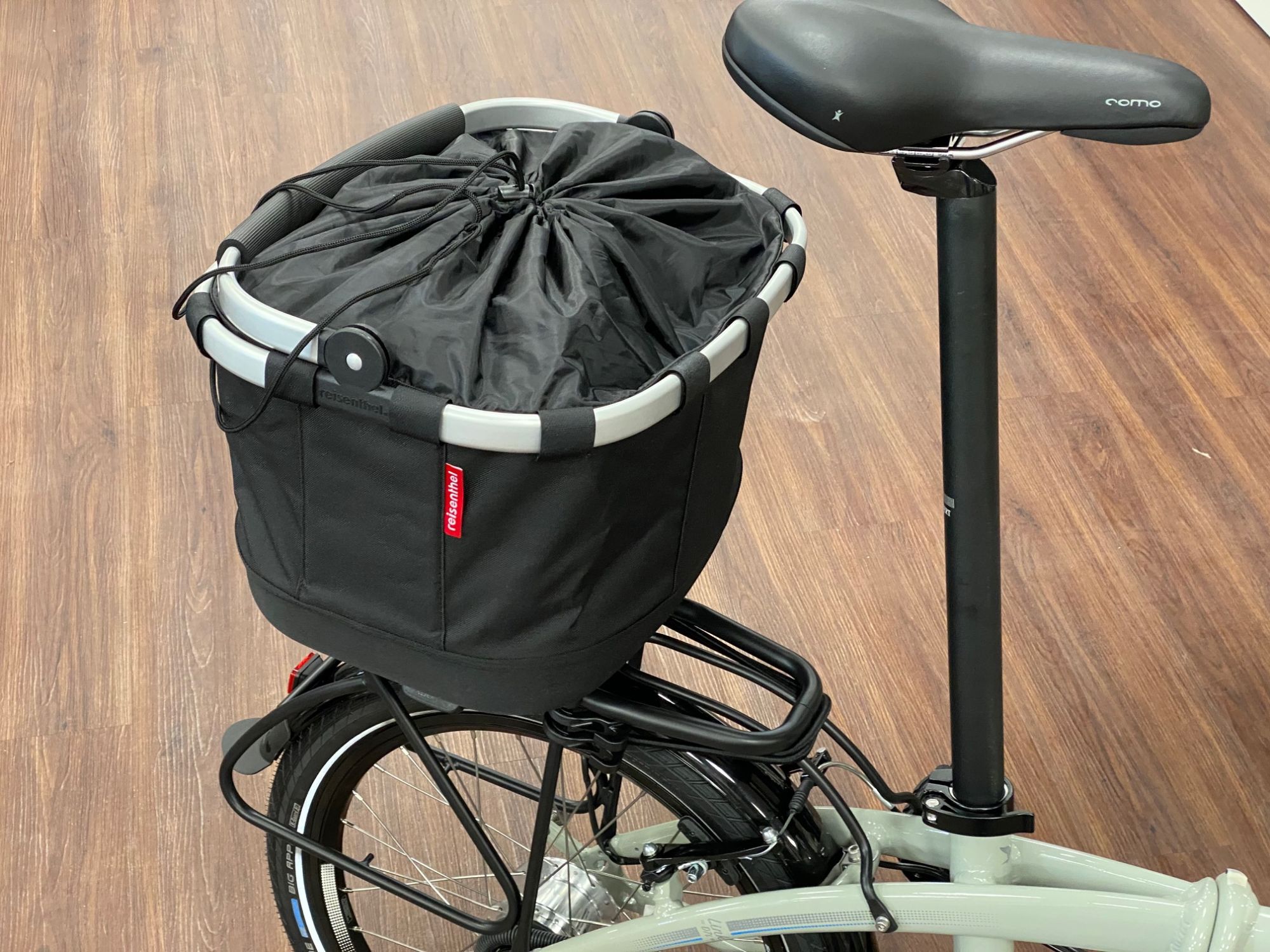 reisenthel-fahrradkorb-hinten-655kvc-1.jpg Einkaufskorb mit Uniklip passend für alle Tern Fahrräder mit Gepäckträger – Bild 1