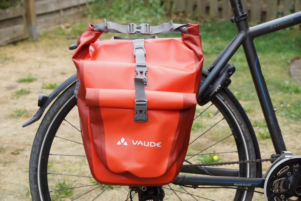 vaude-fahrradtasche-gepaecktraeger-088mgv.jpg Vaude Aqua Back Plus Test Das kann die Hinterradtasche – Bild 1