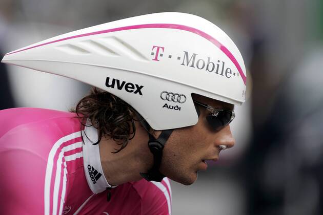 zeitfahrhelm-280cep-1.jpg Frantisek Rabon mit einem aerodynamischen Zeitfahrhelm Radsport Herren 89. Giro dItalia 2006, D – Bild 1